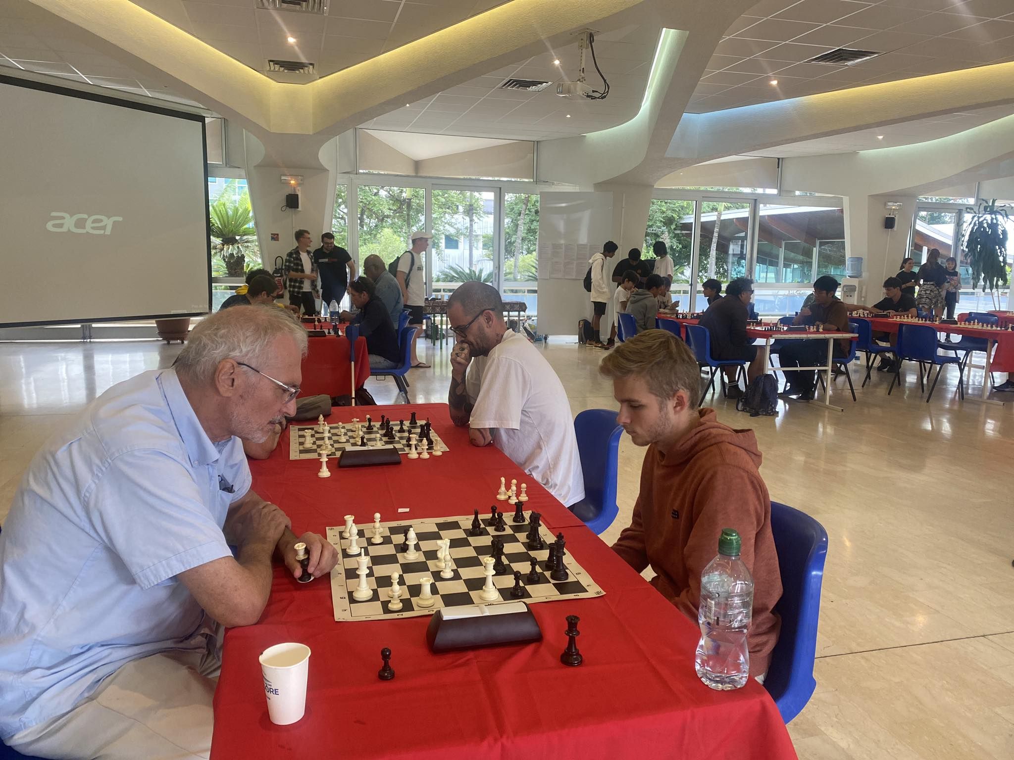 努美阿市的国际象棋锦标赛汇聚了几代人