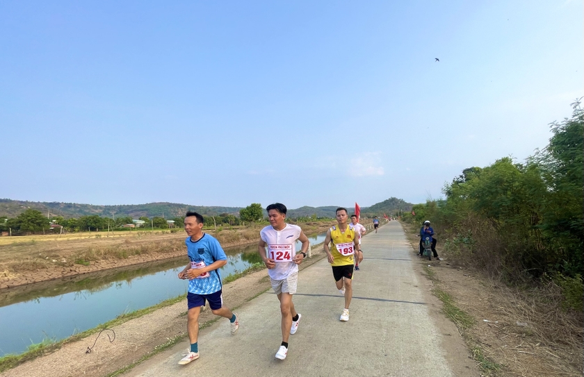 Các runner chạy bên dòng kênh thủy lợi Ayun Hạ tươi mát. Ảnh: Văn Ngọc