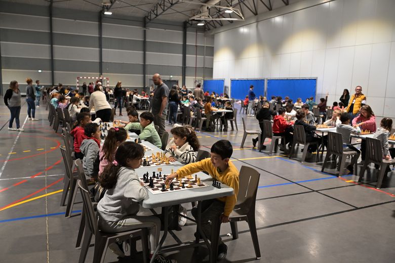 450 名学童齐聚欧什参加大型国际象棋锦标赛