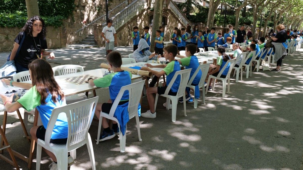 来自加泰罗尼亚各地的 500 多名儿童在 Paseo de la Indústria de Berga 下棋